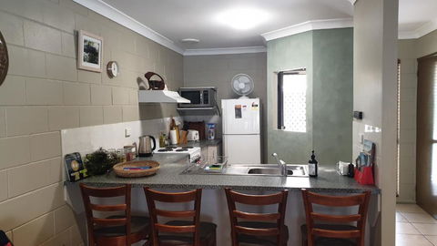 A City Retreat 2BR Apartment Reid Park Townsville - Accommodation Sunshine Coast 6