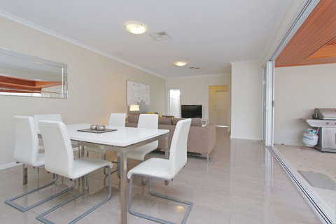 Anastasia Villa - Accommodation Sunshine Coast 2