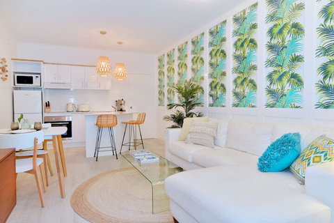 Retro Port Douglas - Accommodation Sunshine Coast 2