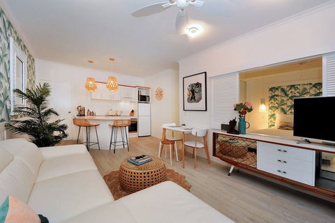 Retro Port Douglas - Accommodation Sunshine Coast 7