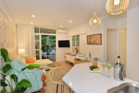 Retro Port Douglas - Accommodation Sunshine Coast 0