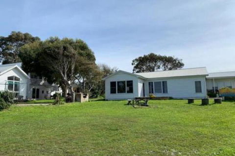 Surfside Backpacker - Accommodation Sunshine Coast 0