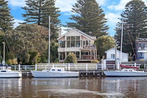 Shearwater House - Accommodation Sunshine Coast 0