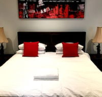 Deluxe Lake View House - Accommodation Sunshine Coast