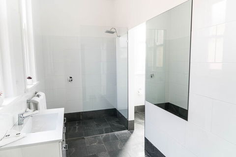 Swansea Hotel - Accommodation Sunshine Coast 5