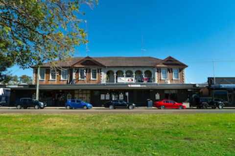 Swansea Hotel - Accommodation Sunshine Coast 0