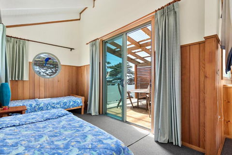 Black Dolphin Waterfront Townhouse Bay Views - Accommodation Sunshine Coast 3