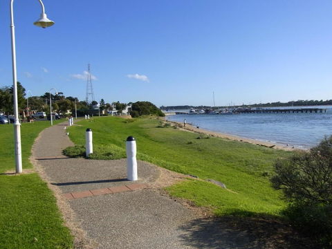 Black Dolphin Waterfront Townhouse Bay Views - Accommodation Sunshine Coast 5