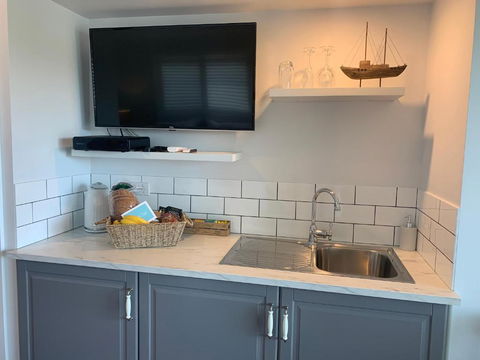 B & B On The Water - Accommodation Sunshine Coast 2