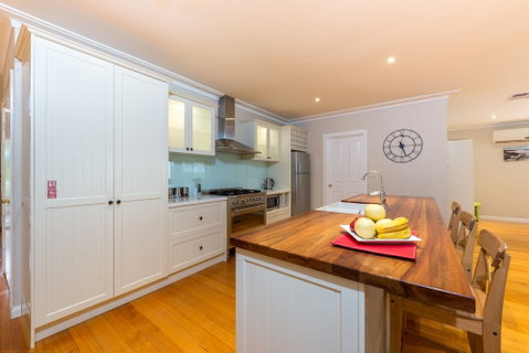 Lovely 5BR House Walk To Train And Shops - Accommodation Sunshine Coast 2
