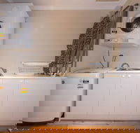 Lovely 5BR house walk to train and shops - Accommodation Sunshine Coast