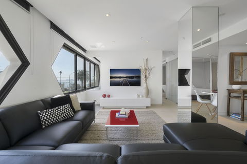 ELAINE, 2BDR St.Kilda Apartment - Accommodation Sunshine Coast 1