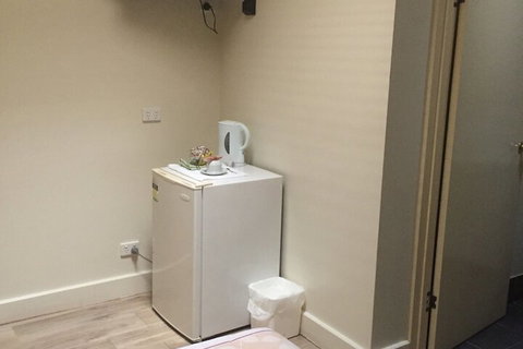 Aussie Hotel - Accommodation Sunshine Coast 2