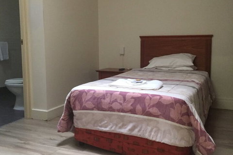 Aussie Hotel - Accommodation Sunshine Coast 4