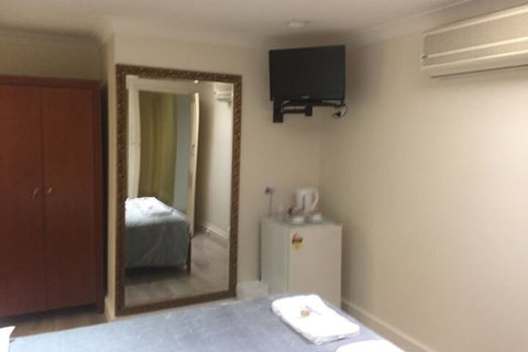 Aussie Hotel - Accommodation Sunshine Coast 6