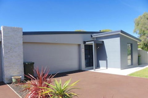 Endless Summer - Accommodation Sunshine Coast 0