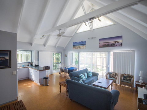 Affordable Twin Peaks 1 - Accommodation Sunshine Coast 5