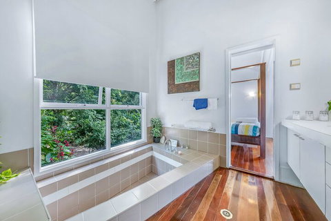 The Treehouse - Accommodation Sunshine Coast 7