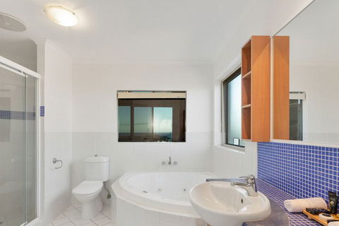 EXCLUSIVE OCEAN VIEW PENTHOUSE On MARINE PARADE - Accommodation Sunshine Coast 5