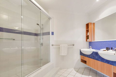 EXCLUSIVE OCEAN VIEW PENTHOUSE On MARINE PARADE - Accommodation Sunshine Coast 1