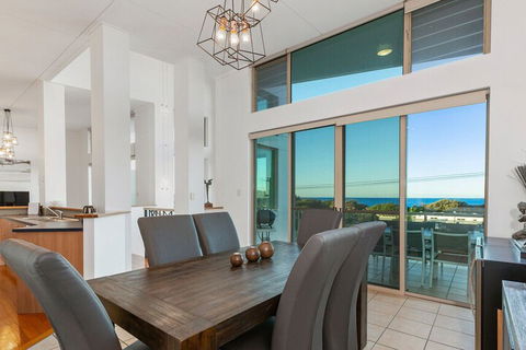EXCLUSIVE OCEAN VIEW PENTHOUSE On MARINE PARADE - Accommodation Sunshine Coast 4