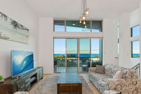 EXCLUSIVE OCEAN VIEW PENTHOUSE On MARINE PARADE - Accommodation Sunshine Coast 6
