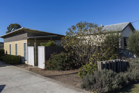 2 Bedroom With Parking Near Central Cessnock - Accommodation Sunshine Coast 1