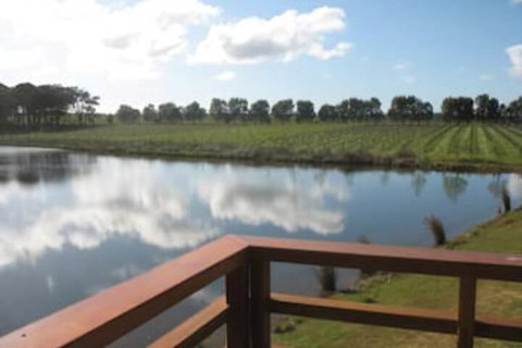 Bettenay Loft Spa Apartment & Lakeview Chalets - Accommodation Sunshine Coast 4