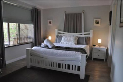 Bettenay Loft Spa Apartment & Lakeview Chalets - Accommodation Sunshine Coast 1