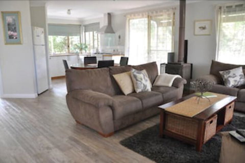 Bettenay Loft Spa Apartment & Lakeview Chalets - Accommodation Sunshine Coast 3