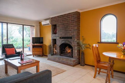 Linger Longer Vineyard Bed & Breakfast - Accommodation Sunshine Coast 6