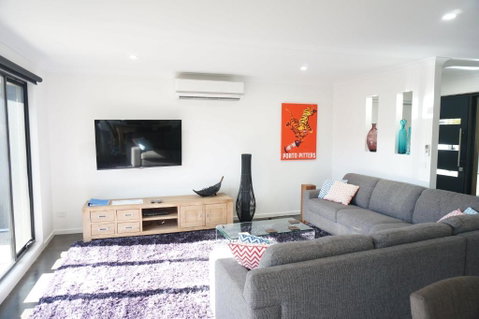 Bens Place Modern & Convenient - Accommodation Sunshine Coast 6