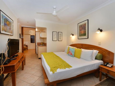 Poolside Studio - Accommodation Sunshine Coast 5