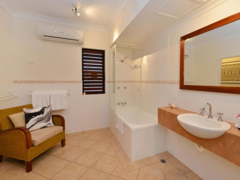 Poolside Studio - Accommodation Sunshine Coast 1