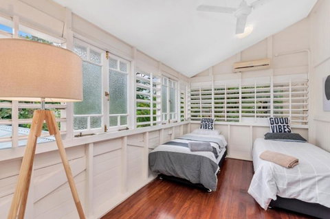 Edge Hill Holiday Home / Cairns - Accommodation Sunshine Coast 2
