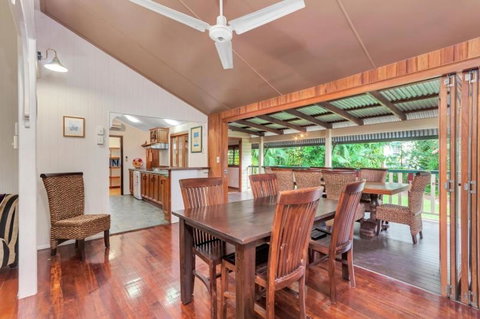 Edge Hill Holiday Home / Cairns - Accommodation Sunshine Coast 1