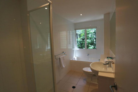 Delightful Family Apartment In Modern Complex - Accommodation Sunshine Coast 3