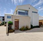 Villa Moyne located in a quiet cul de sac  designed for beach families - Accommodation Sunshine Coast