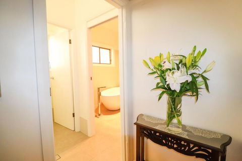 A Reflection On The Lake - Accommodation Sunshine Coast 6