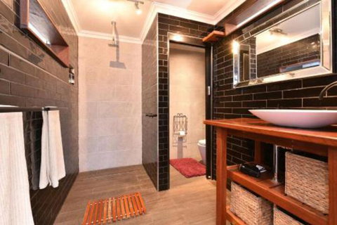 Millfield Eco Lodge With Views & Inside / Outside Hangouts - Accommodation Sunshine Coast 2