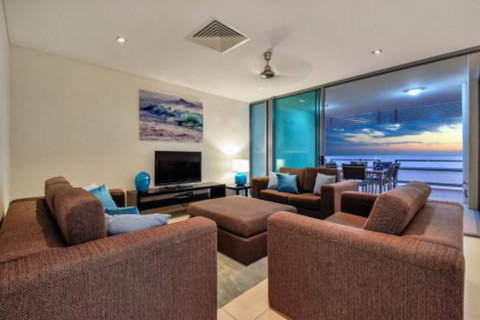 Oceana Darwin Central Oceanfront 3 Bedroom 2 Lounge Room Pool Gym Tennis Court Sleeps 9 - Accommodation Sunshine Coast 2