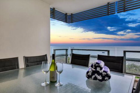 Oceana Darwin Central Oceanfront 3 Bedroom 2 Lounge Room Pool Gym Tennis Court Sleeps 9 - Accommodation Sunshine Coast 0