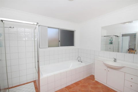 FANTASTIC HOLIDAY UNIT In A PERFECT LOCATION - Accommodation Sunshine Coast 3
