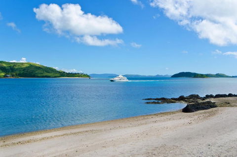 Yacht Club Villa 33 Serenity 4 Bedroom 4 Bathroom House Ocean Views 2 Buggies - Accommodation Sunshine Coast 5