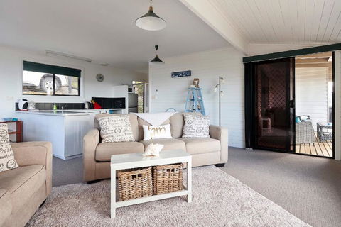 KINGFISHER COTTAGE Beachfront At The Binalong Bay - Accommodation Sunshine Coast 6