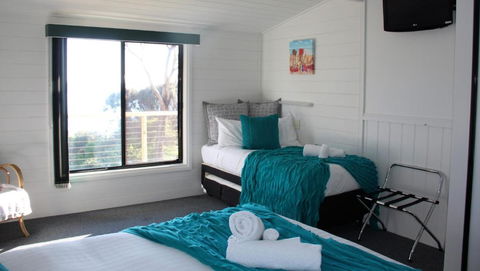 KINGFISHER COTTAGE Beachfront At The Binalong Bay - Accommodation Sunshine Coast 3