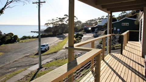 KINGFISHER COTTAGE Beachfront At The Binalong Bay - Accommodation Sunshine Coast 4