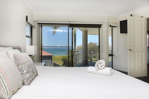 BEACHSIDE MANOR Walk To The Beach - Accommodation Sunshine Coast 3