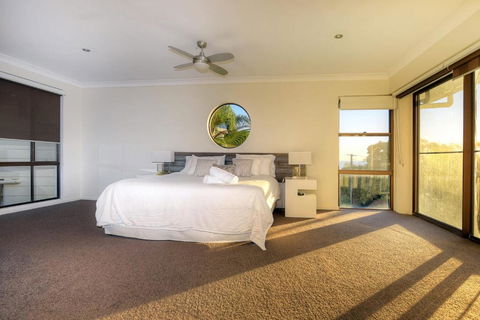 BEACHSIDE MANOR Walk To The Beach - Accommodation Sunshine Coast 6