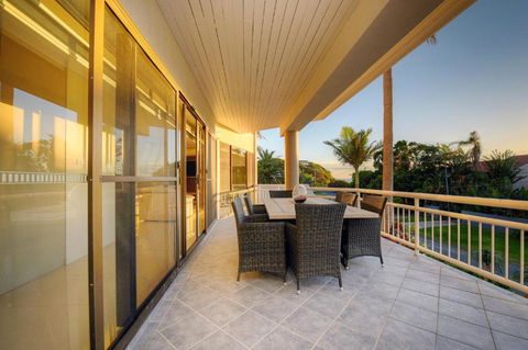BEACHSIDE MANOR Walk To The Beach - Accommodation Sunshine Coast 2